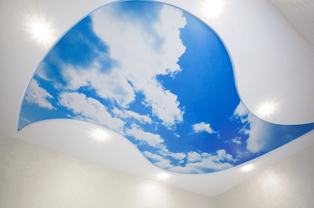 Натяжные потолки «Небо с облаками» в гостиной 